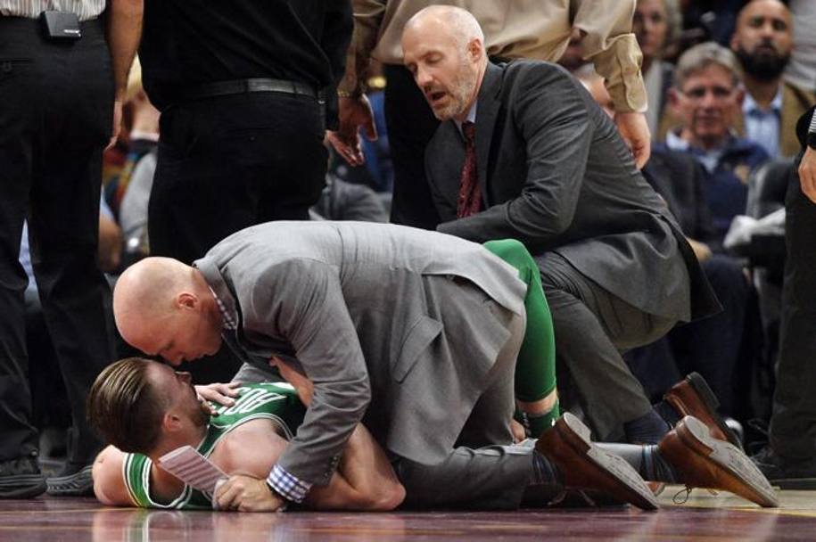 Hayward  confortato dallo staff dei Celtics. Reuters